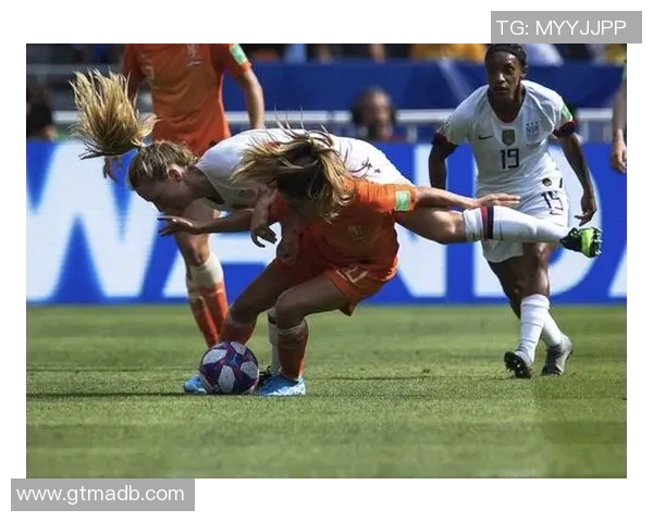 美国女足球星高清壁纸展现强大气场与运动魅力完美融合