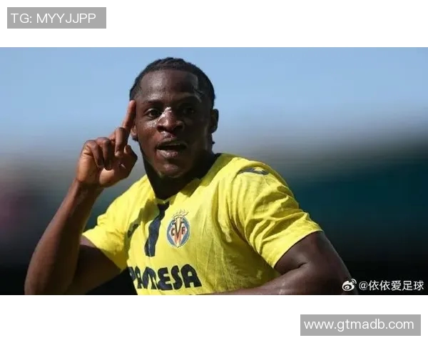 18岁足球新星崭露头角 踢场上风头劲猛 成为各大俱乐部关注焦点 18岁足球新星崭露头角 踢场上风头劲猛 成为各大俱乐部关注焦点