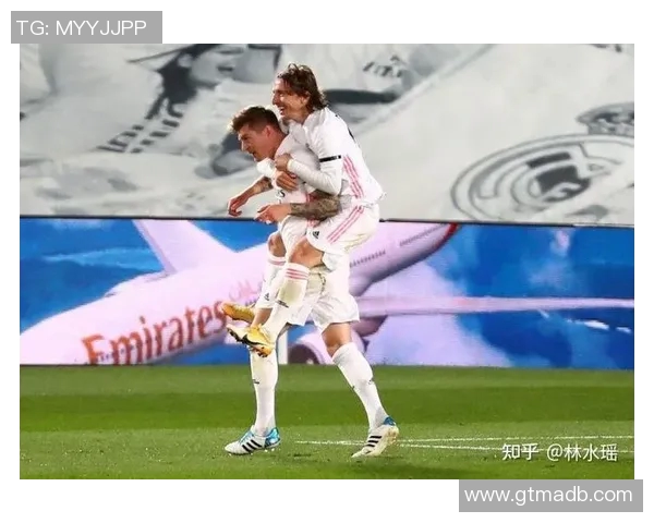 以足球运球球星为核心展现速度激情与技巧完美结合的赛场瞬间