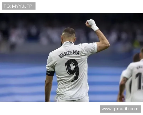 皇马昔日传奇球星的辉煌征程与足坛影响力全景解析 皇马昔日传奇球星的辉煌征程与足坛影响力全景解析