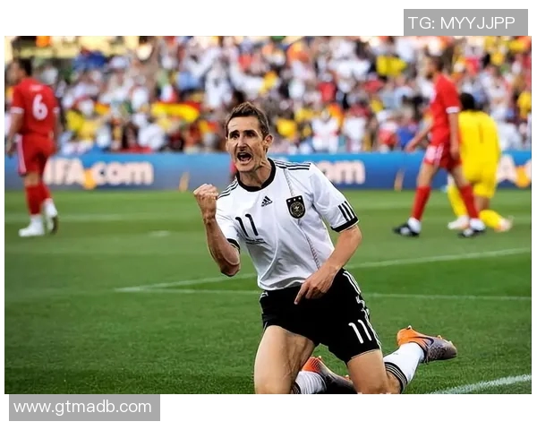 克洛泽球星壁纸高清呈现足球之王传奇瞬间与激情四射的绿茵场景 克洛泽球星壁纸高清呈现足球之王传奇瞬间与激情四射的绿茵场景