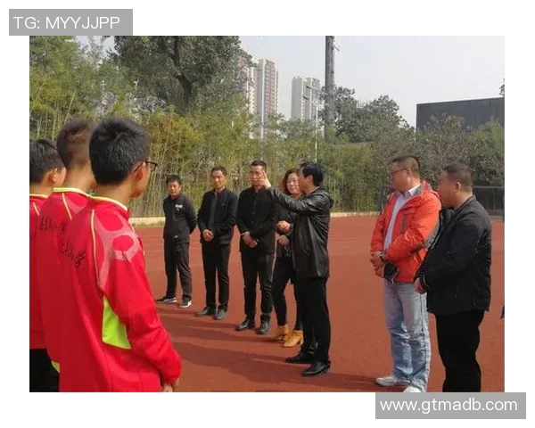鸡冠头球星赛场激情飞扬展现独特魅力引领足球时尚风潮